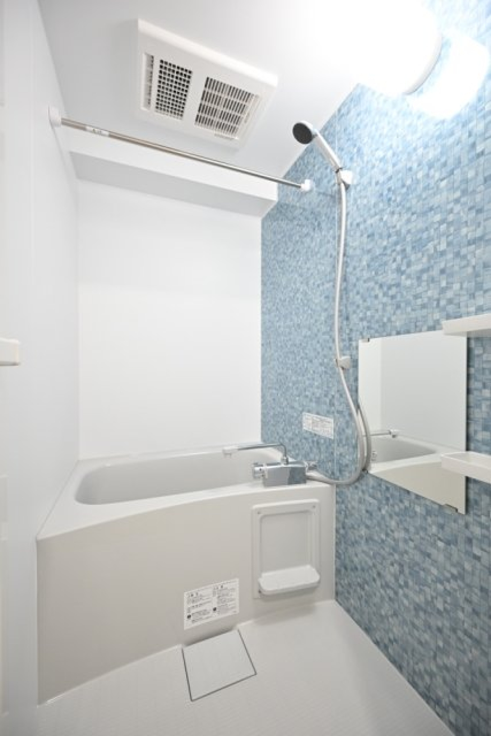 ライトブルーのパネルが導入されている浴室です。