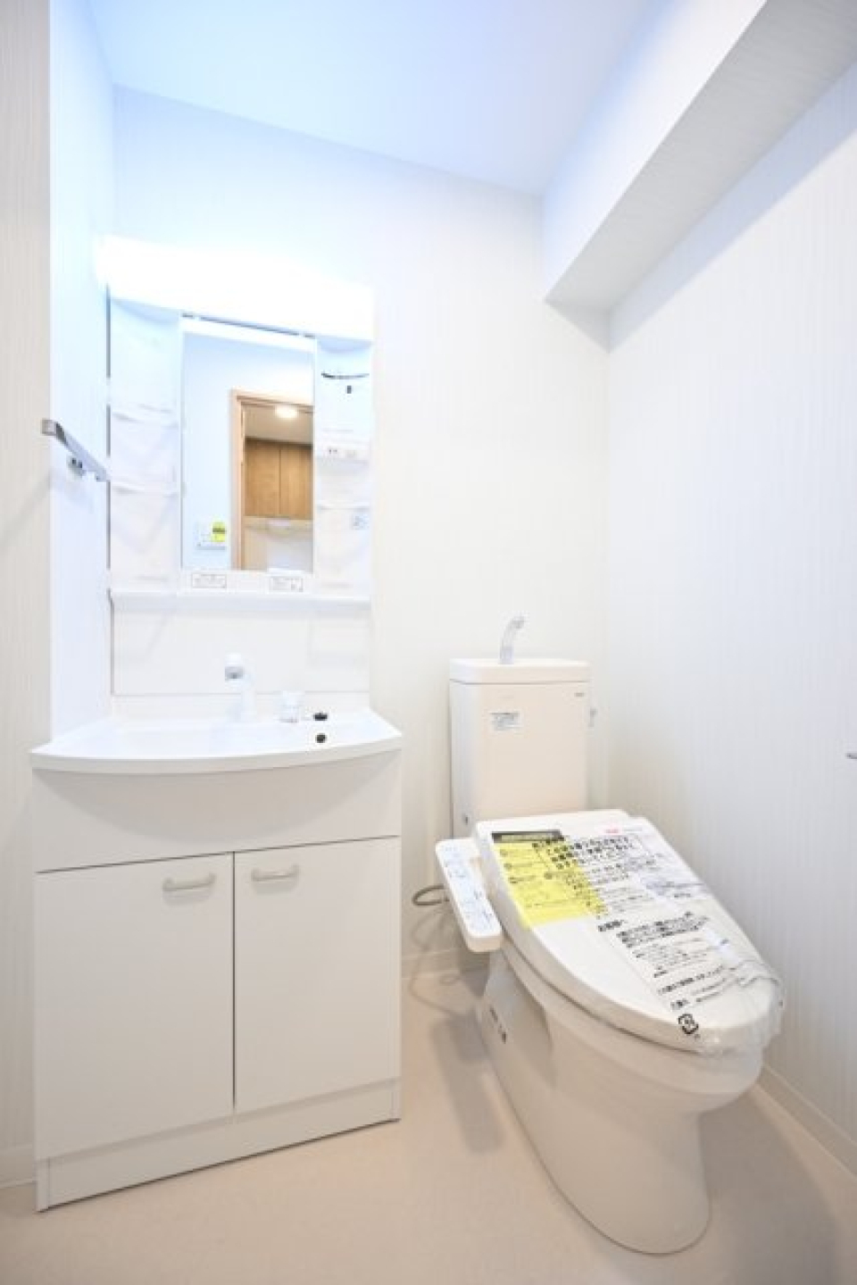 トイレ、洗面台が同じスペースにあります。