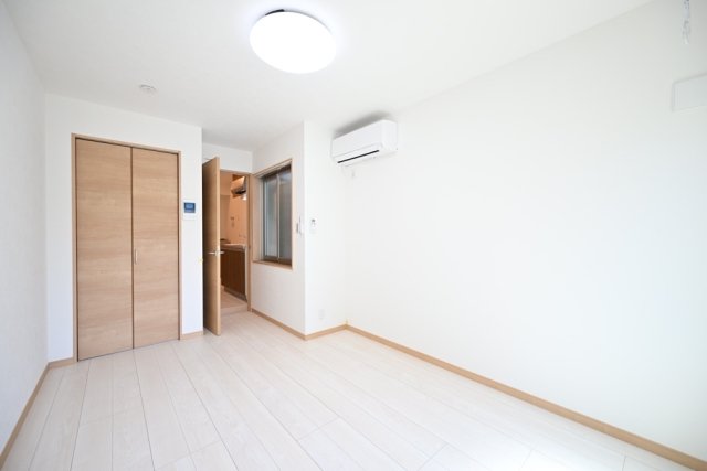 ホワイト調のフローリングと壁紙に、ナチュラルなカラーの建具です。