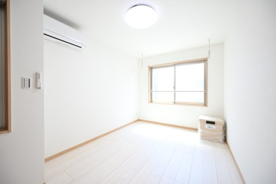 白い壁紙が自然光を反射してくれます。