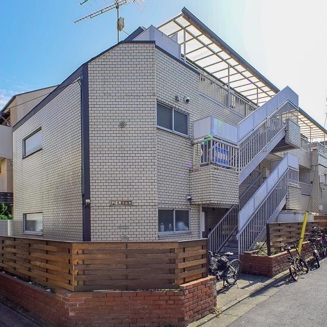 3階建て建物の3階に位置しています。