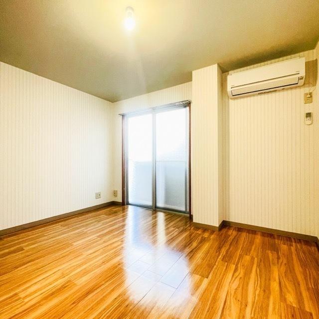 南東向きの6帖の洋室です。