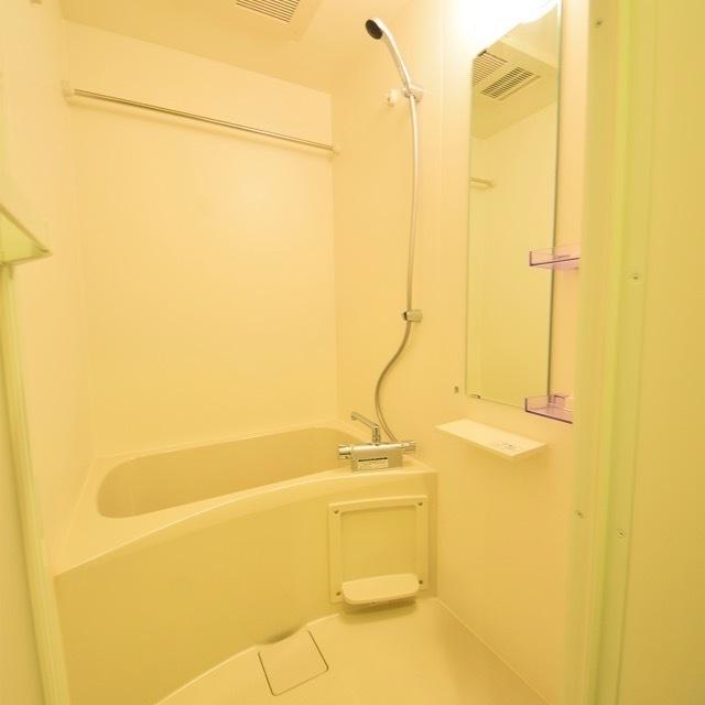 白でまとまった浴室です。