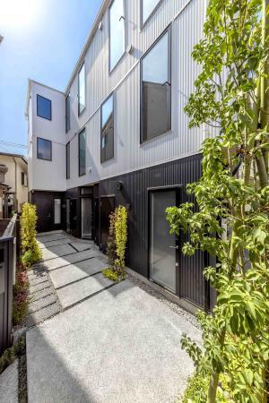 ３階建ての建物の１階にあるお部屋です。