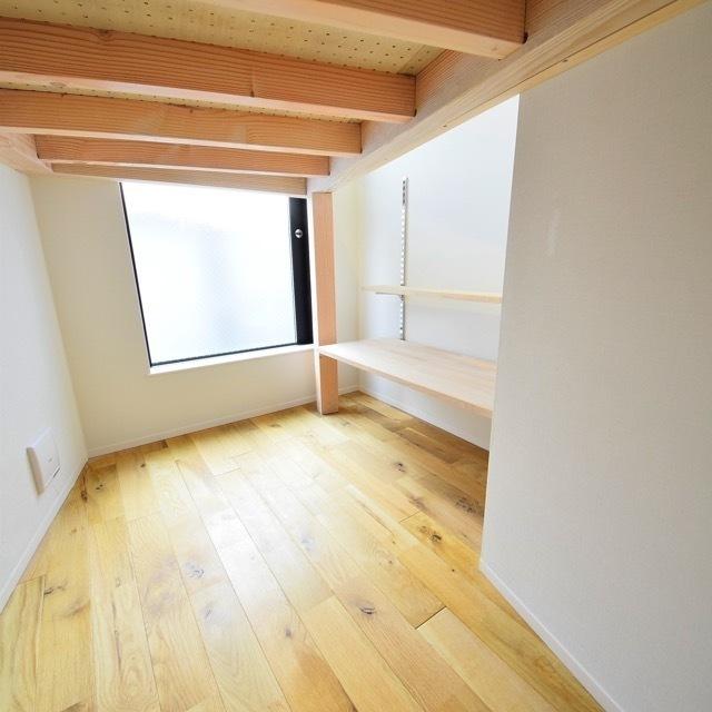 寝室として使えそうなスキップフロア。棚があり、お気に入りの本など並べてみたいです。