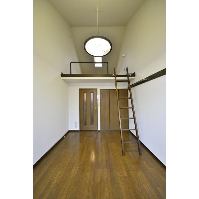 ロフト付きの家で天井が広く感じますね。