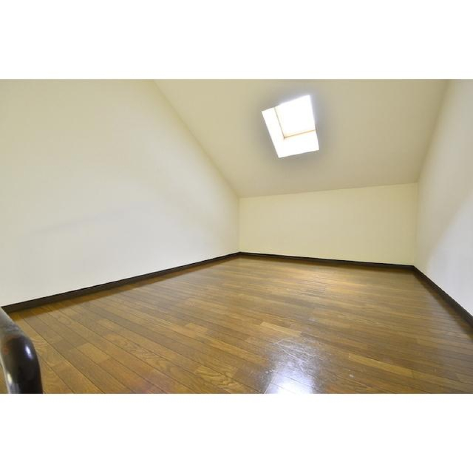 ロフトの様子です。夜空を眺められそうな小窓が付いています。