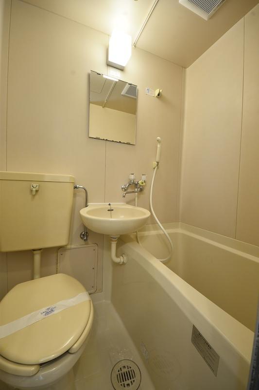 トイレ、洗面台、浴槽が1つの空間にまとまっています。