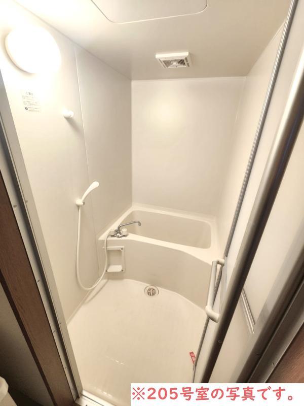 白くまとめられた浴室です。