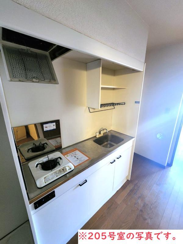 2口のコンロが設置されていて、収納も完備されているキッチンです。