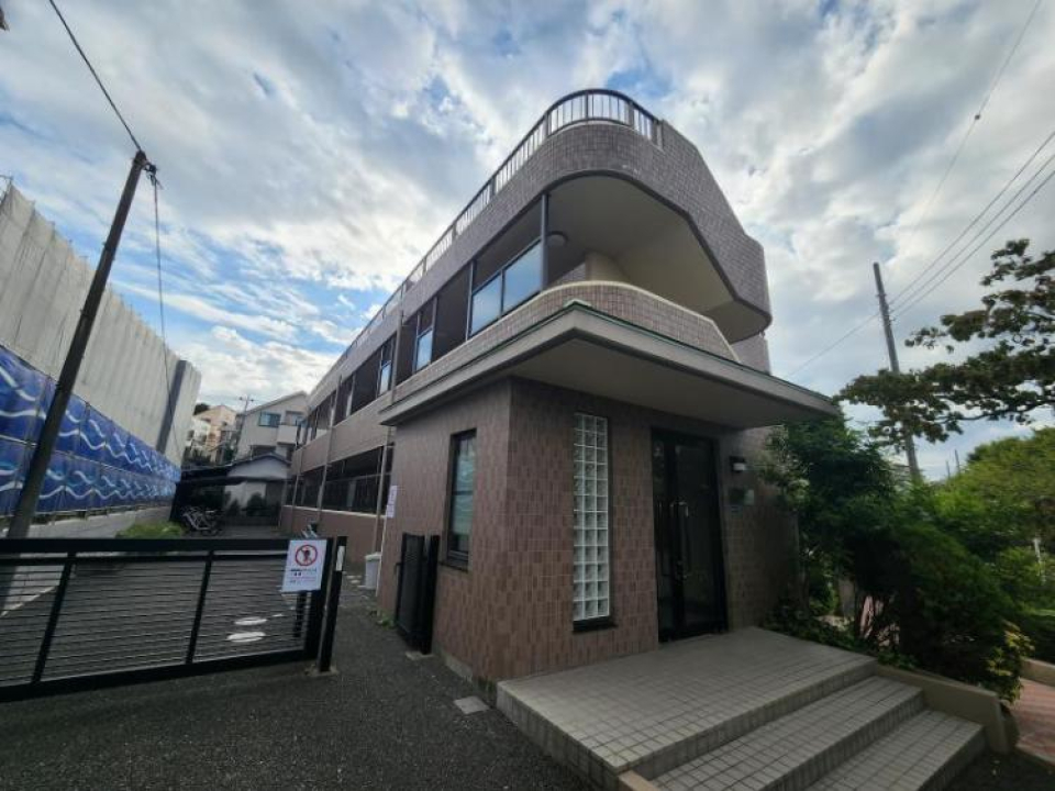 ３階建ての建物の３階に位置しています。