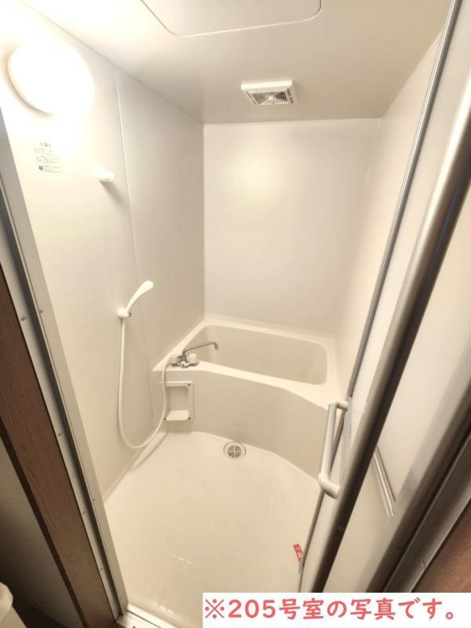 白くまとめられた浴室です。