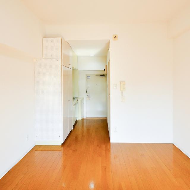 ナチュラルなフローリングに白い壁紙の内装。