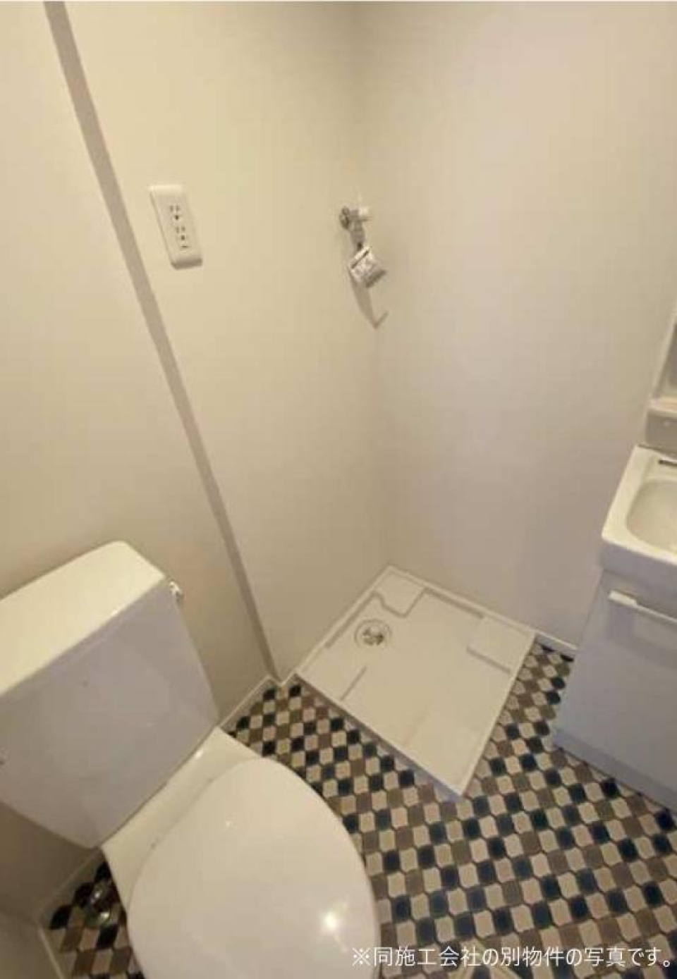 トイレはタイル張りで個性的な雰囲気がします。