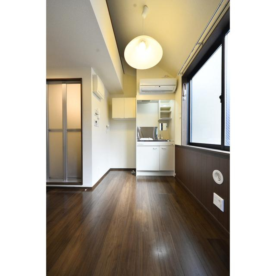 ペンダントライトが印象的！窓辺にテーブルを置いて食事したいですね。