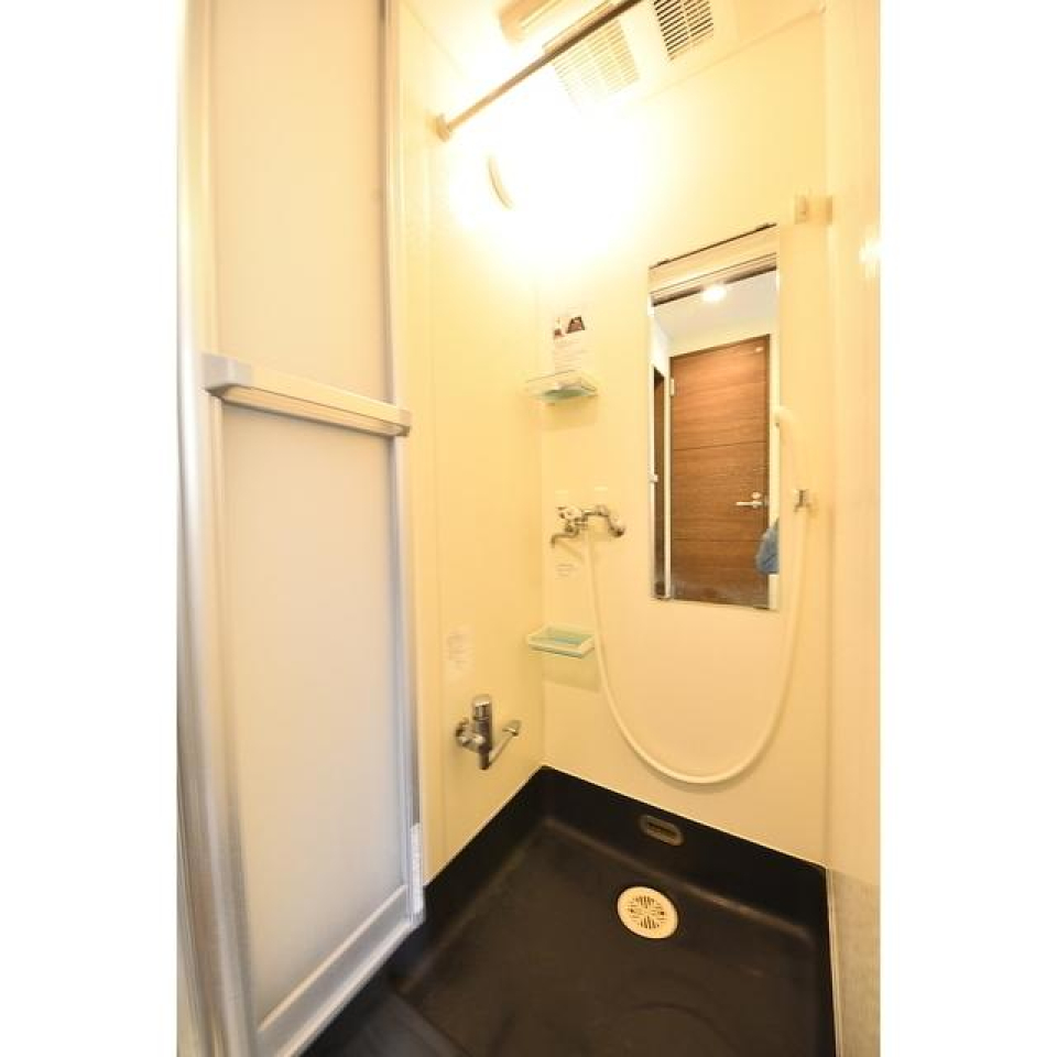 お風呂は無いですがシャワールームがあります。忙しい人にはいいかも。