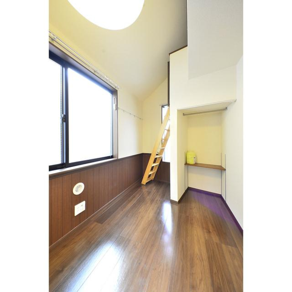 部屋は4.1帖とコンパクトですがロフトがあるので窮屈さは感じません。