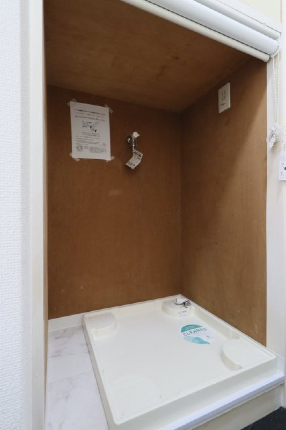 室内洗濯機置き場は、生活感を出させないためのロールカーテン付きです！