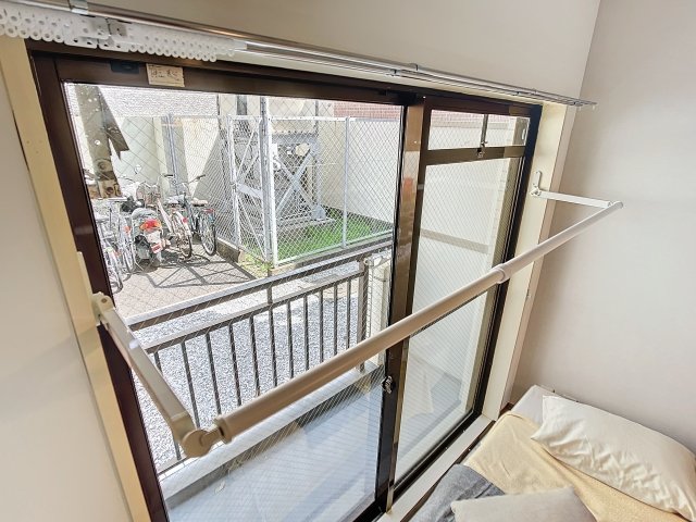 部屋干しができるので、雨の日の洗濯も安心です。※家具・小物はイメージです