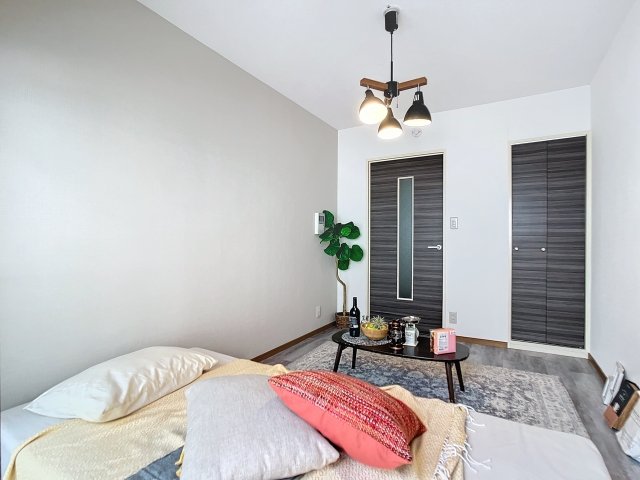 おしゃれのコツは、ミニマルと自分の好きなものを置くこと。※家具・小物はイメージです