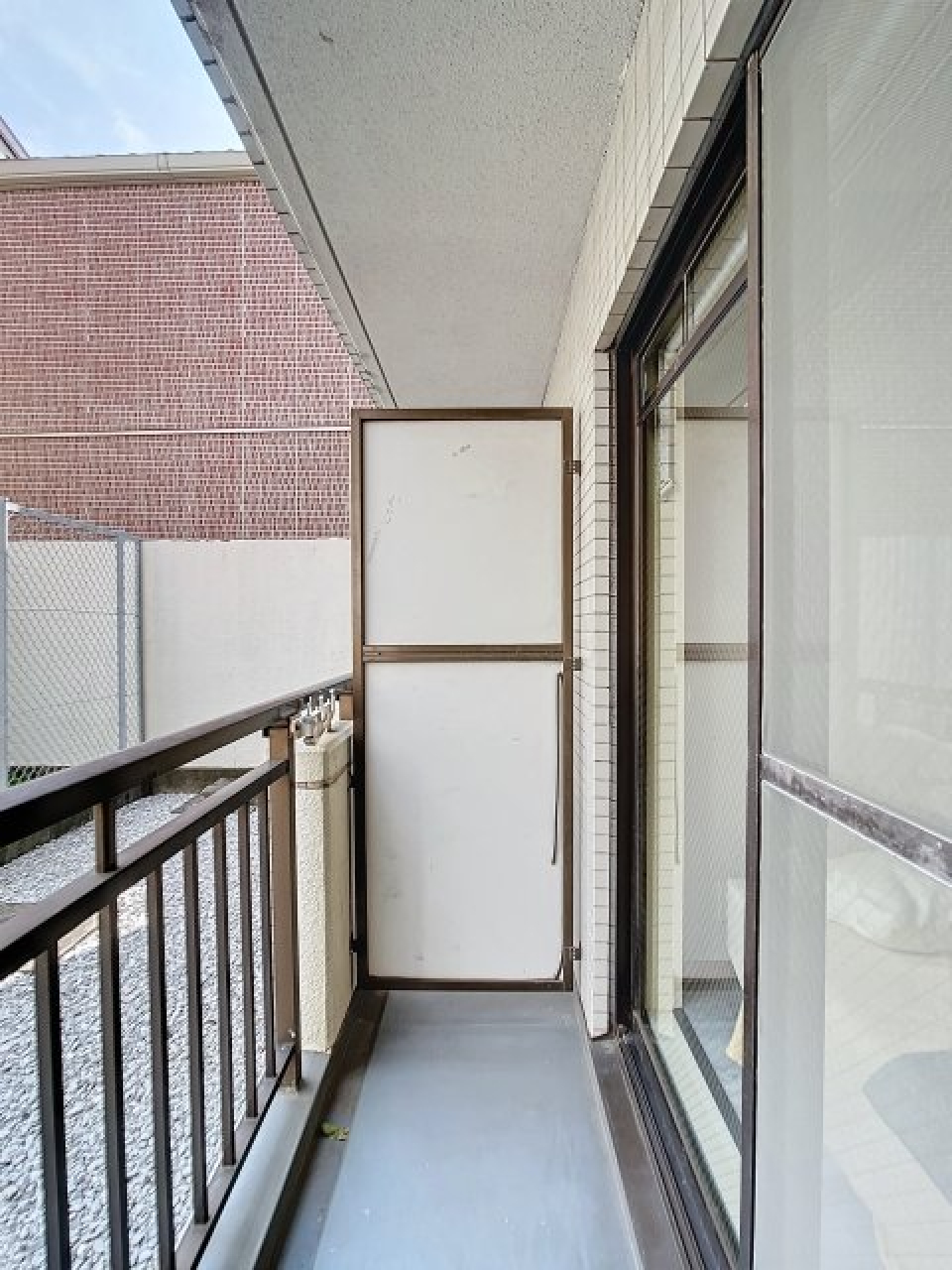 5階建ての建物の1階に位置しています。