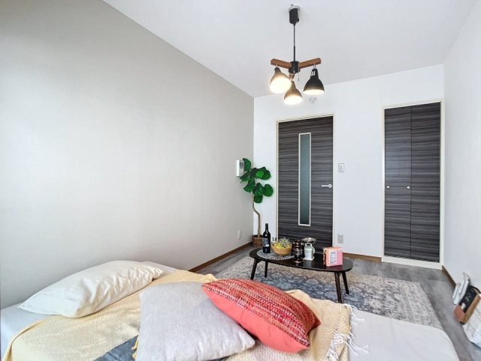 おしゃれのコツは、ミニマルと自分の好きなものを置くこと。※家具・小物はイメージです