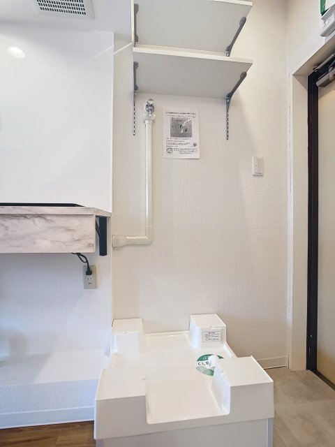 室内洗濯機置き場。その上には棚もあるので、収納が出来楽そうです！