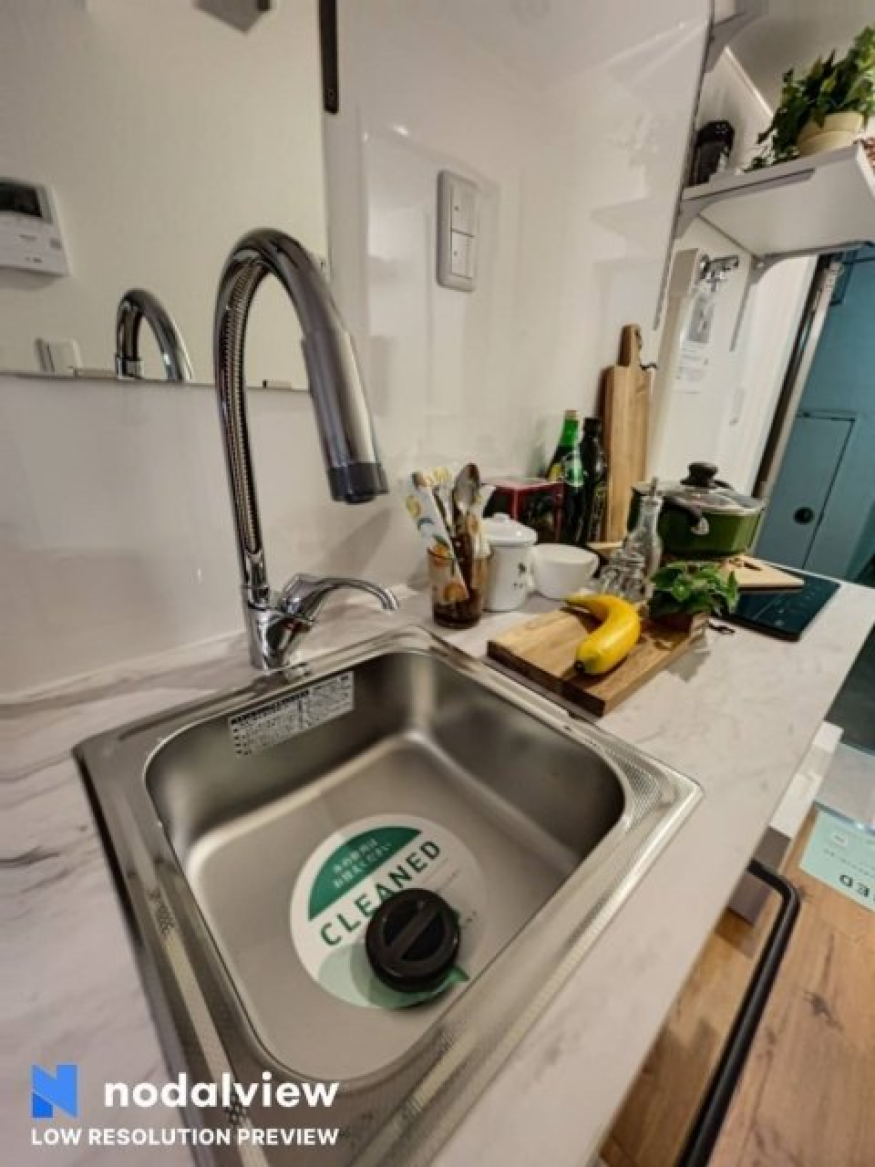 物を置くとこんなイメージ。なんでしょう。フルーツ1つで映えますね。
※家具・小物はイメージです