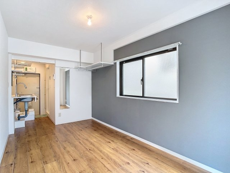 年齢を感じさせない、スタイリッシュなお部屋。アクセントウォールも床とマッチして、よりオシャレに。