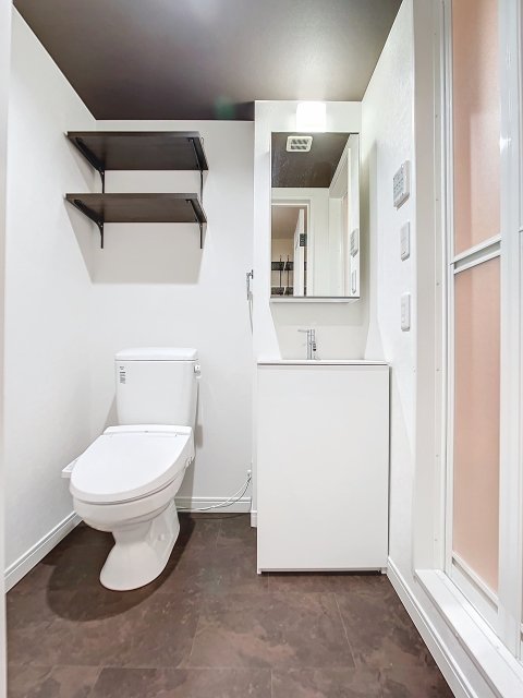 洗面台・トイレです。それぞれ収納が付います。