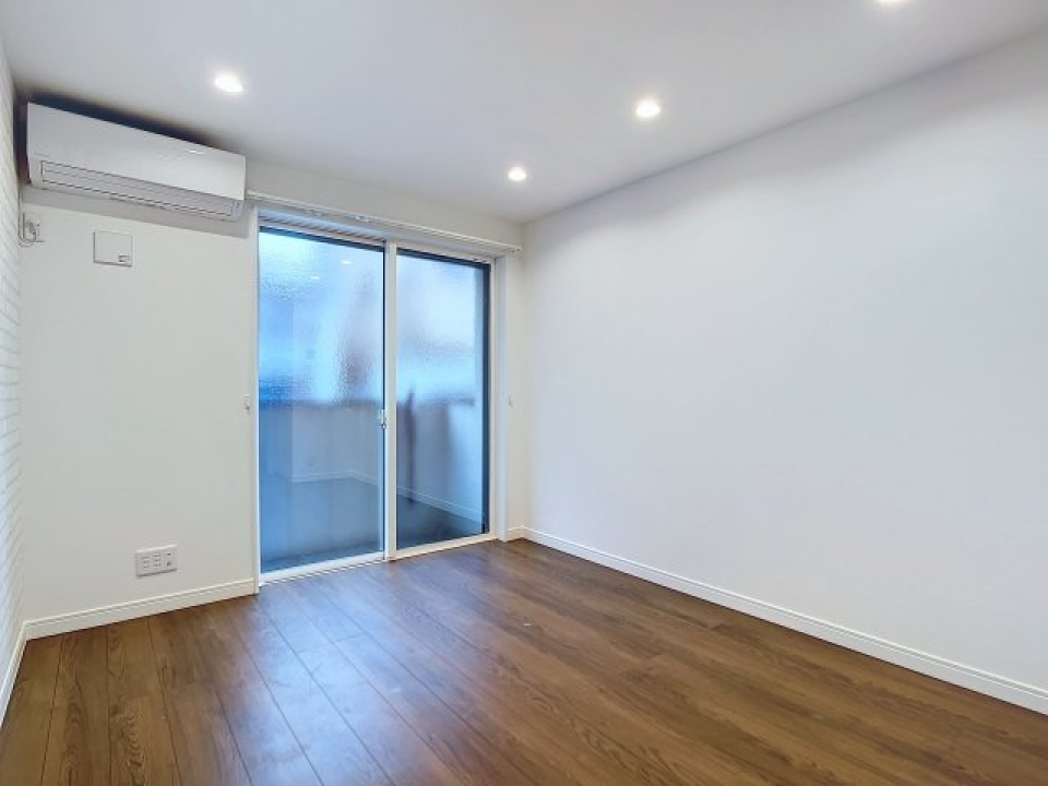 部屋一面、白い壁です。