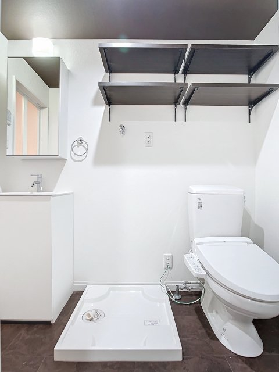 洗面台・室内洗濯機置き場・トイレと並んでいます。