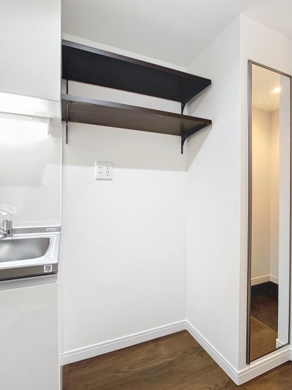 キッチン横の頭上に収納棚が付いています。