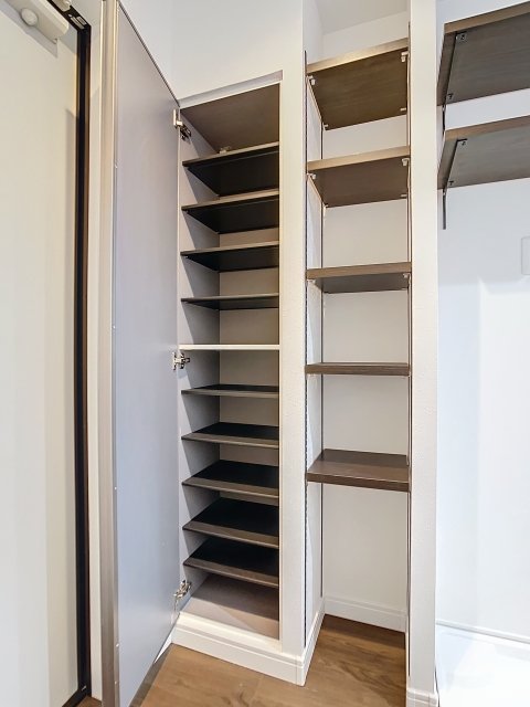 靴入れです。扉の外側は鏡になっています。