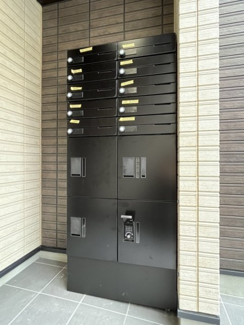 宅配ボックス付きです。