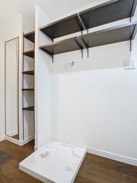 室内洗濯機置き場です。嬉しい収納棚付きです。