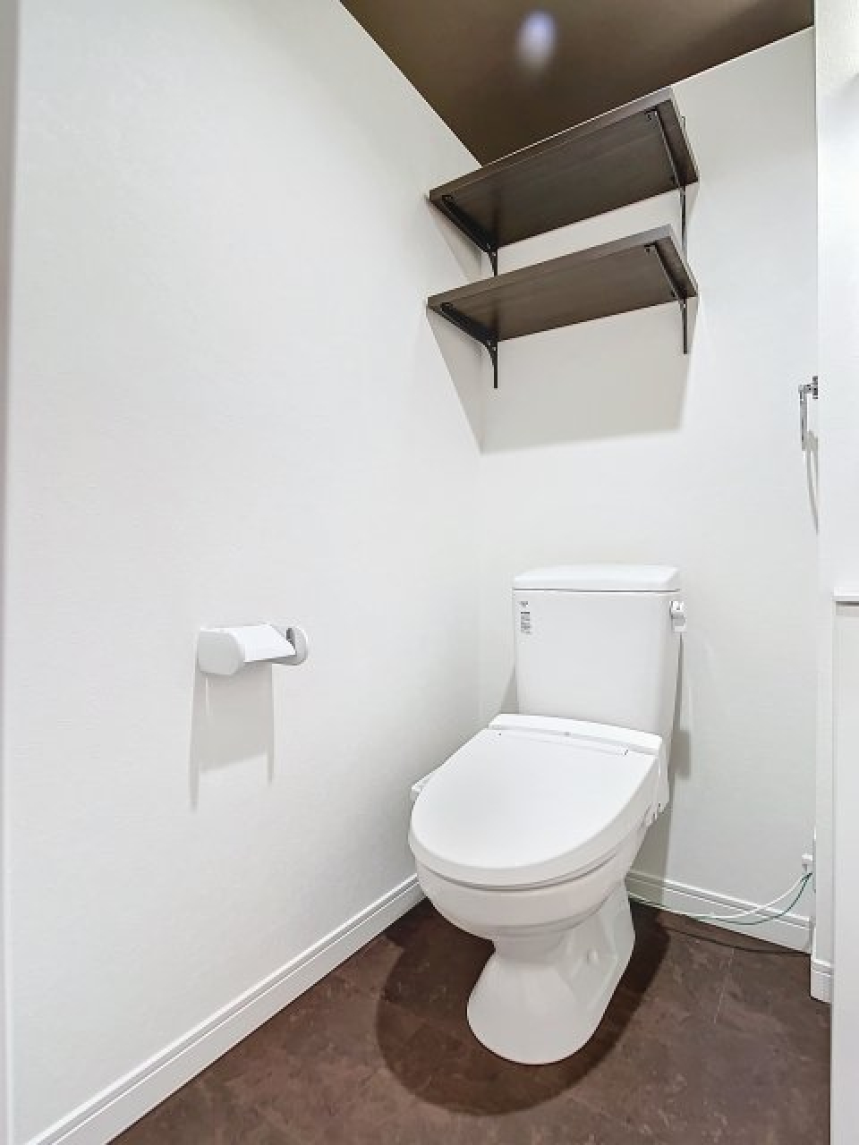 トイレです。頭上に収納棚が付いています。