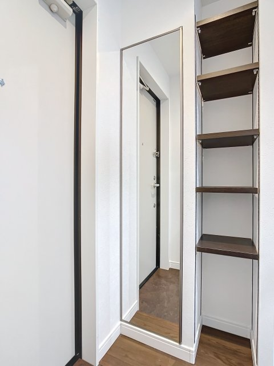 玄関には鏡が付いており便利です。