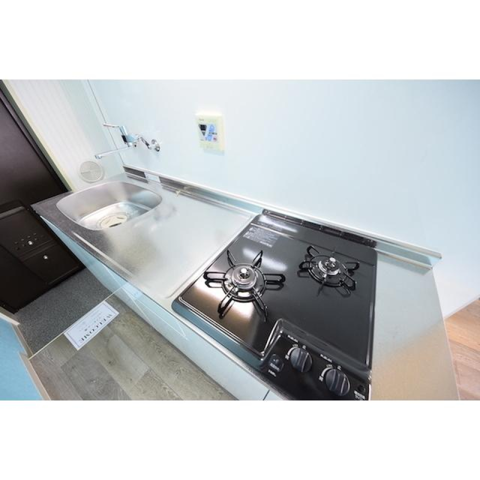 キッチンは、二口コンロで、具材を切るスペースもしっかり確保されているのが◎！