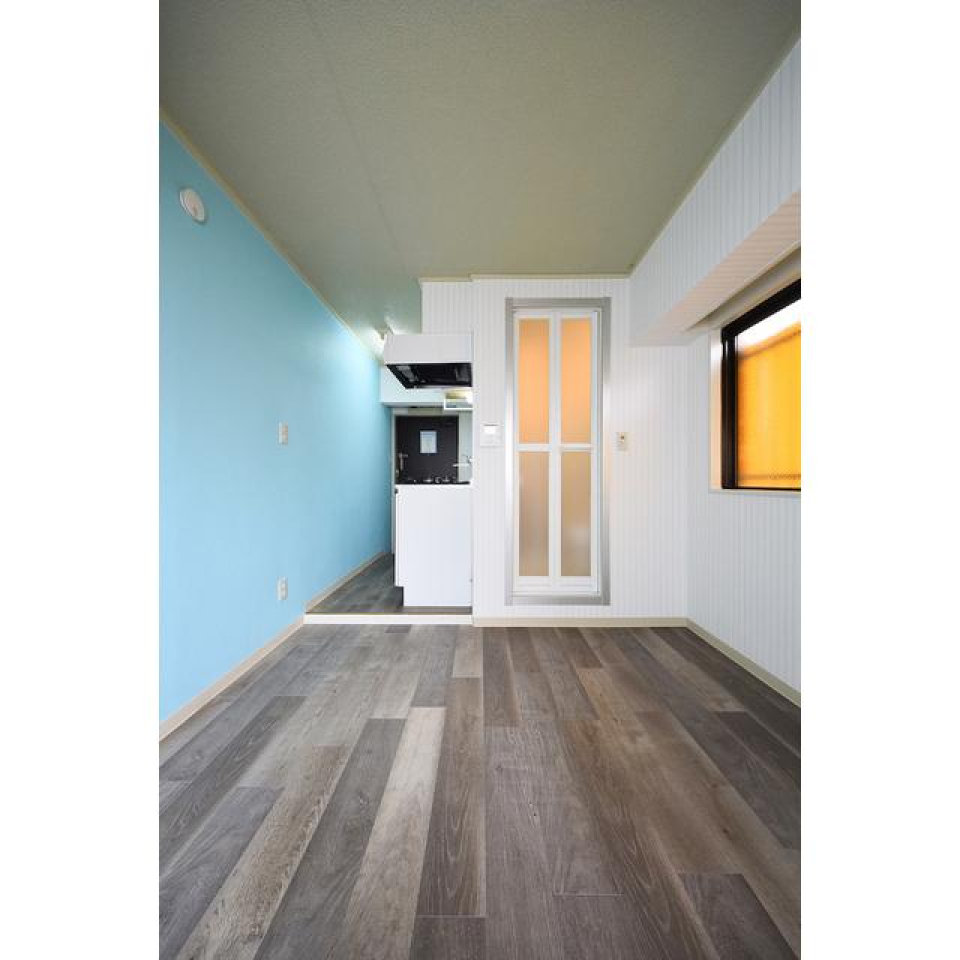 お部屋のアクセントウォールが淡いブルーで、可愛らしさとオシャレが融合した一部屋です。