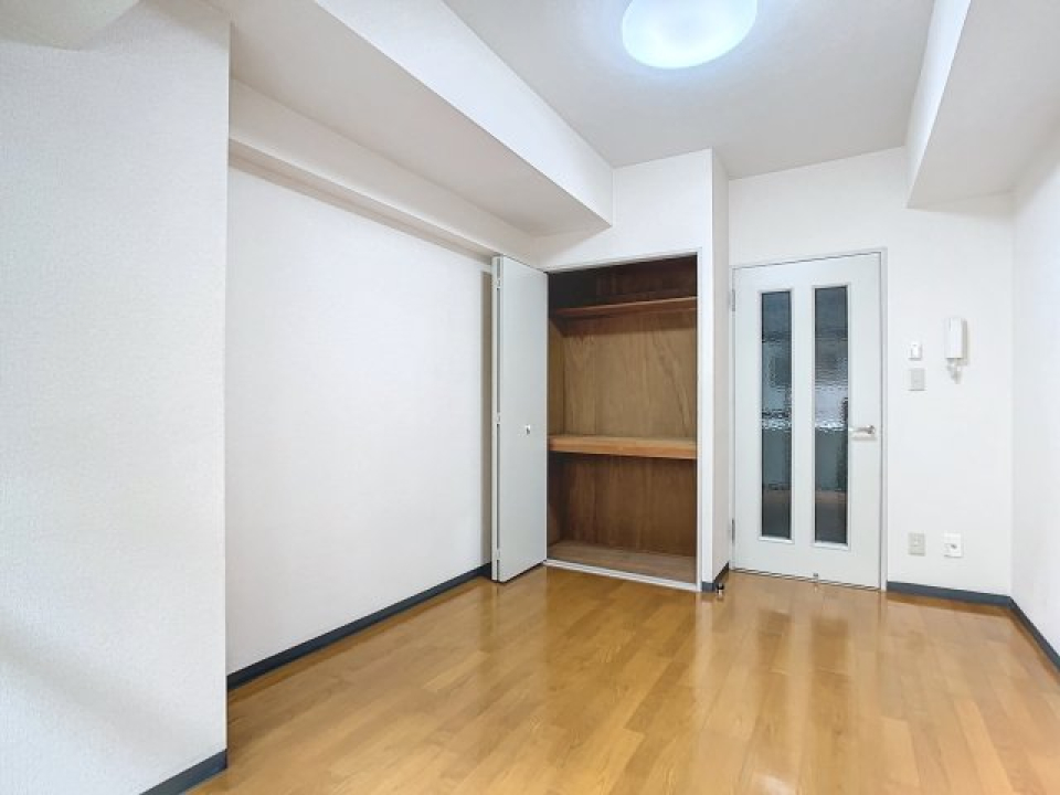 照明一つで雰囲気が変わりそうなお部屋。自分の癒し空間を作りあげて下さい。