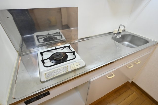 1口ガスコンロが設置されています。まな板を置いて作業できるのに安心しました。