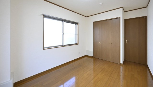 ナチュラルなフローリングに白い壁紙がシンプルです。