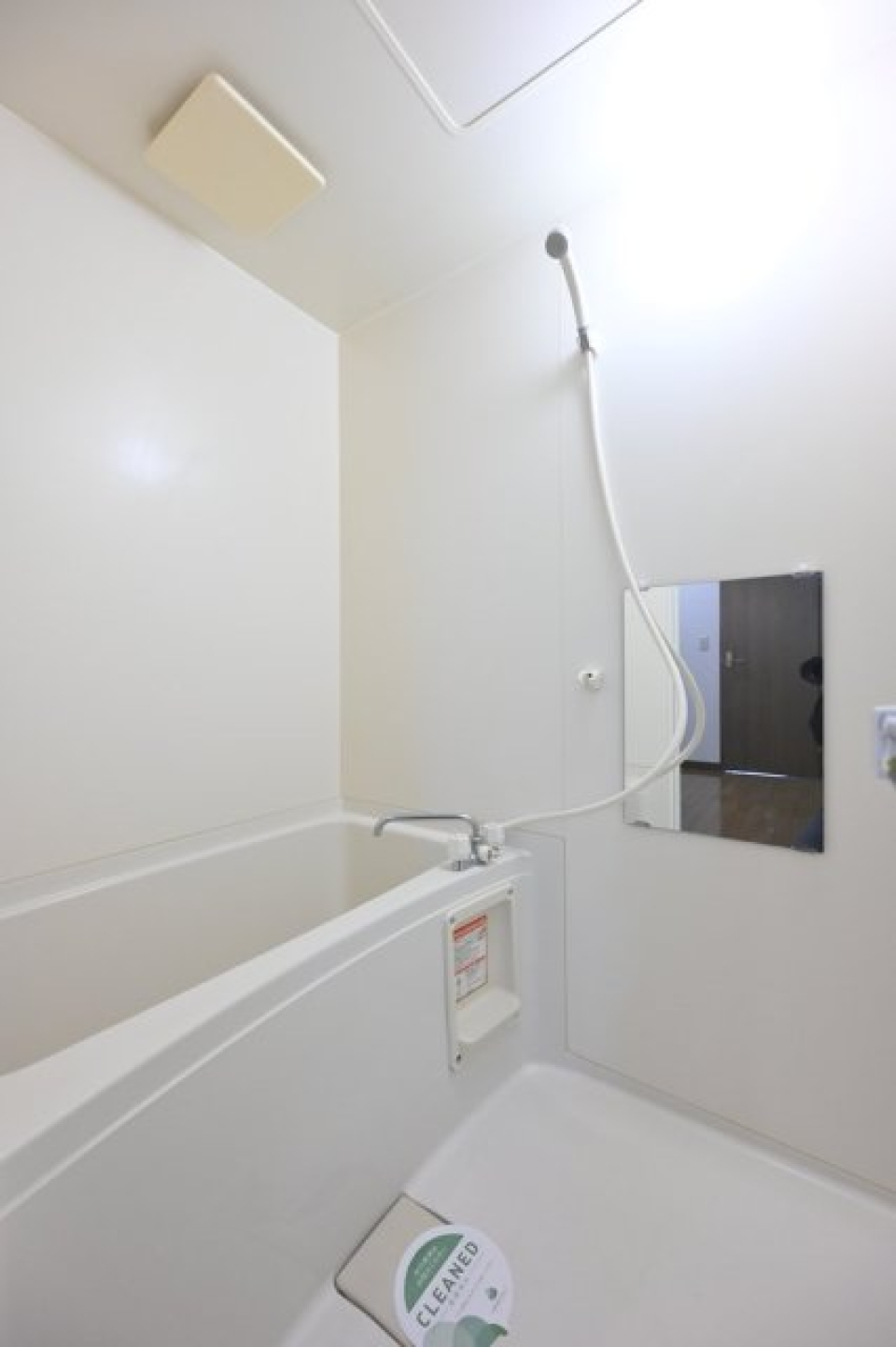 白くて清潔感のある浴室です。