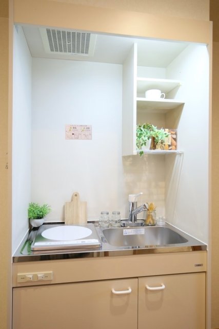 棚もついているので、食器を置いたりと、使い方は自由自在。

※家具・小物はイメージです