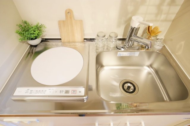 安心の1口IHコンロと、少し広めのシンクです。

※家具・小物はイメージです