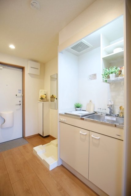 キッチンをそっと遠くから見るとこんな感じ。

※家具・小物はイメージです