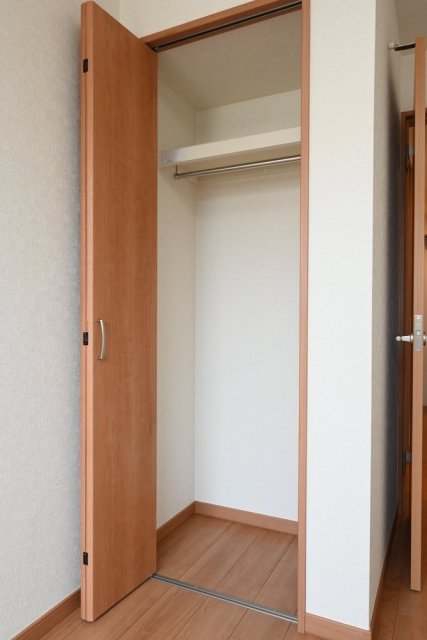 クローゼットは上段にも棚があるので、デッドスペースを最小限に抑えられそうです。