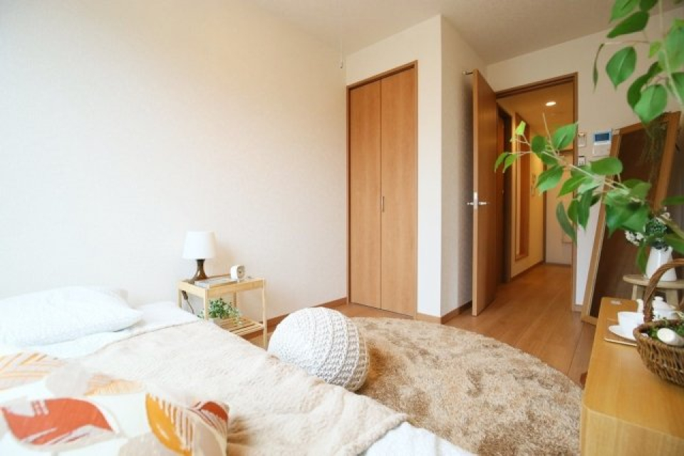 床はライトブラウンで、比較的レイアウトしやすいお部屋です。

※家具・小物はイメージです