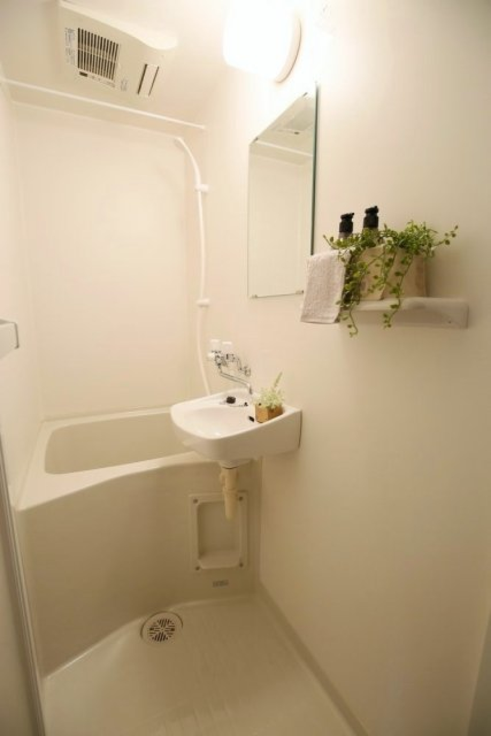 清潔感のあるお風呂は棚もついています！
※家具・小物はイメージです